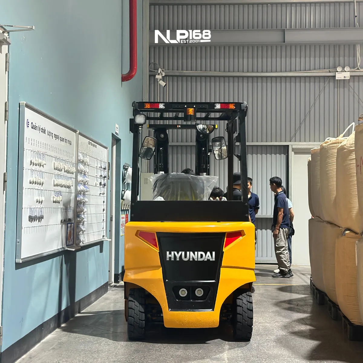 Xe nâng điện trong không gian hẹp